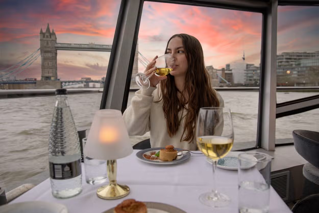 Crucero con cena y música  en Londres 